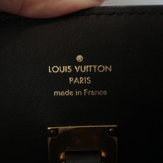 Louis Vuitton Navy Taurillion Leather Capucines MM Sac