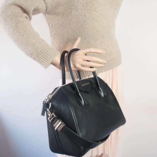 Cargar imagen en el visor de la galería, Givenchy Givenchy Black Leather Small Antigona Satchel LVBagaholic
