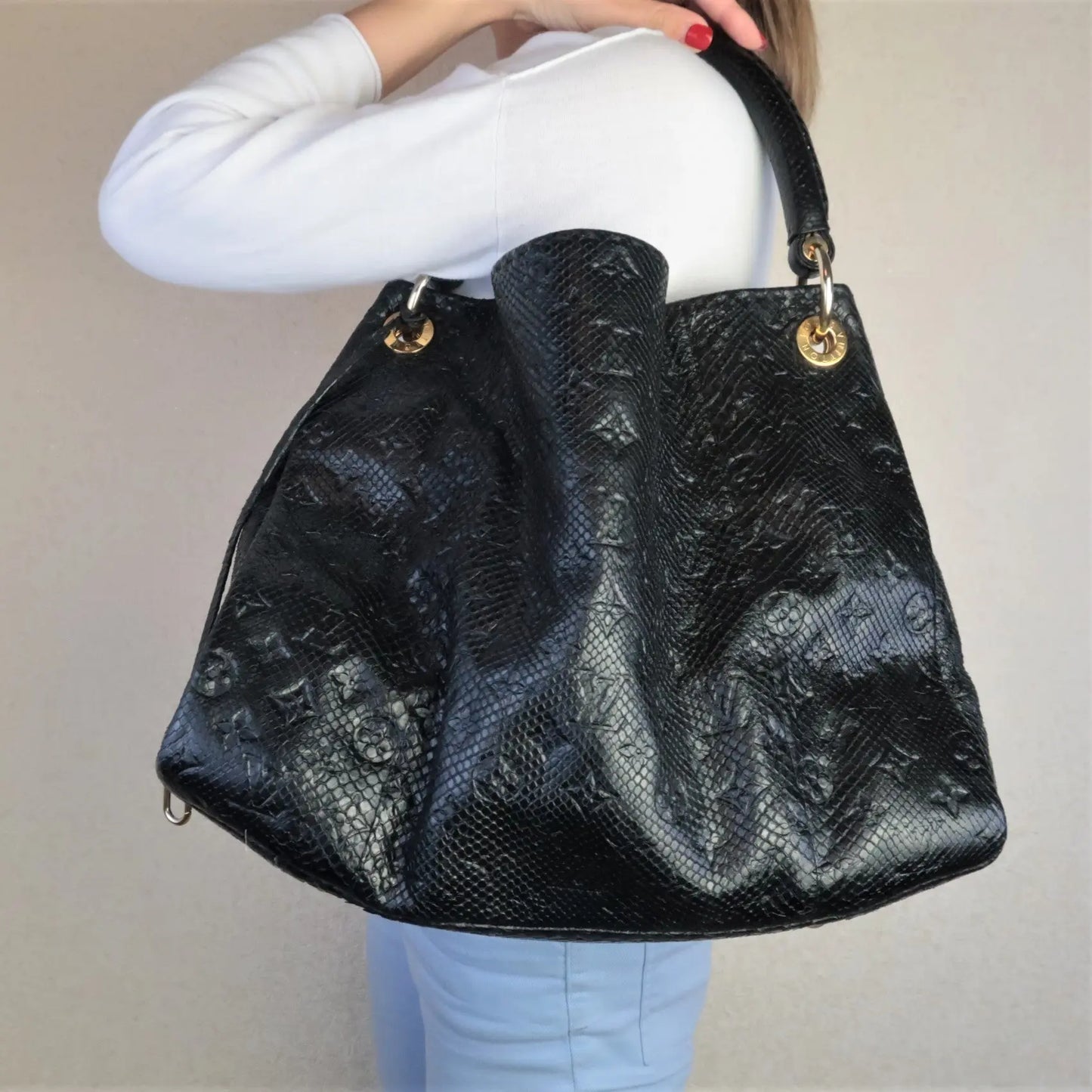 Artsy python handbag Louis Vuitton Black in Python - 22198450