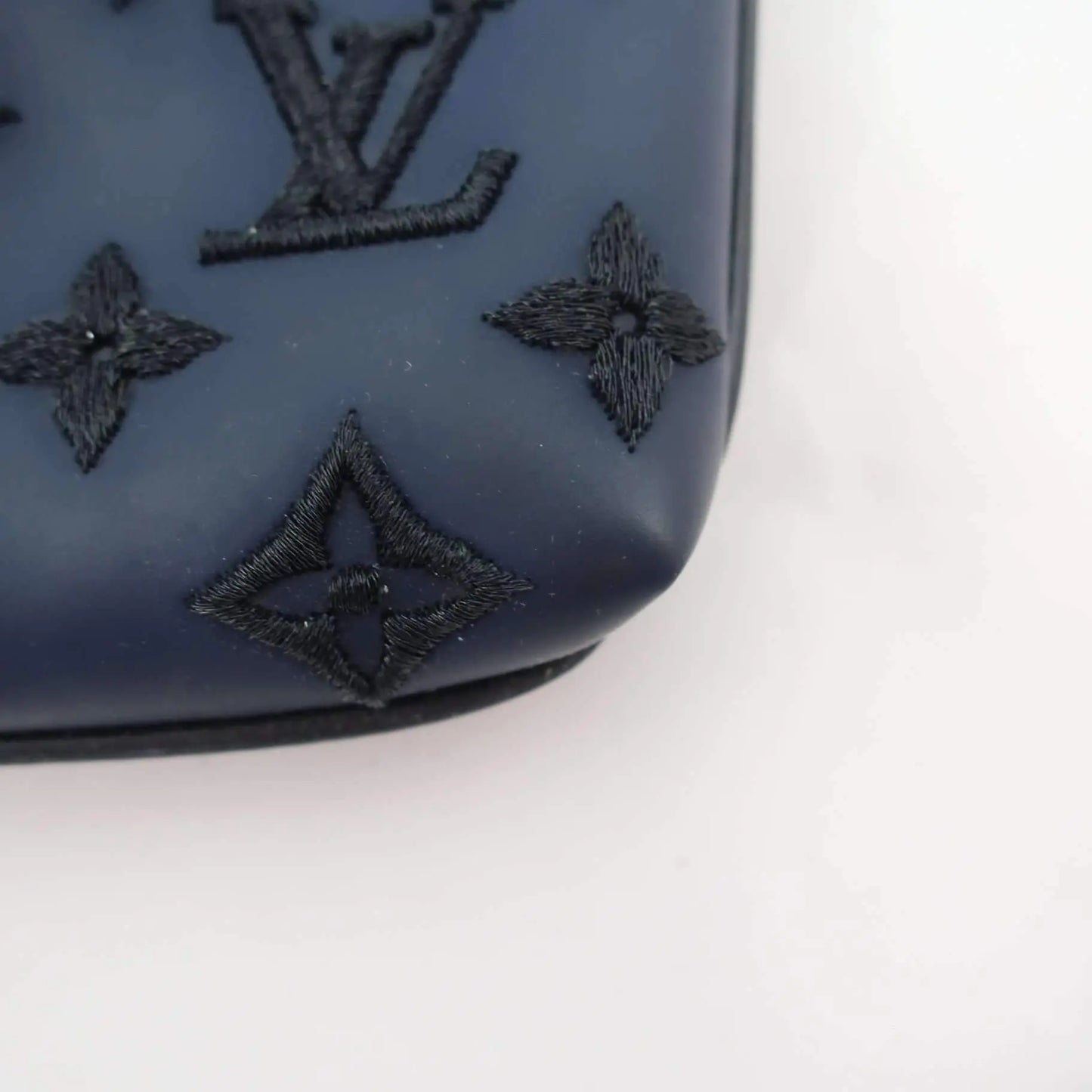 Louis Vuitton Monogram Addiction Lockit Vertical MM - Black Totes, Handbags  - LOU72088