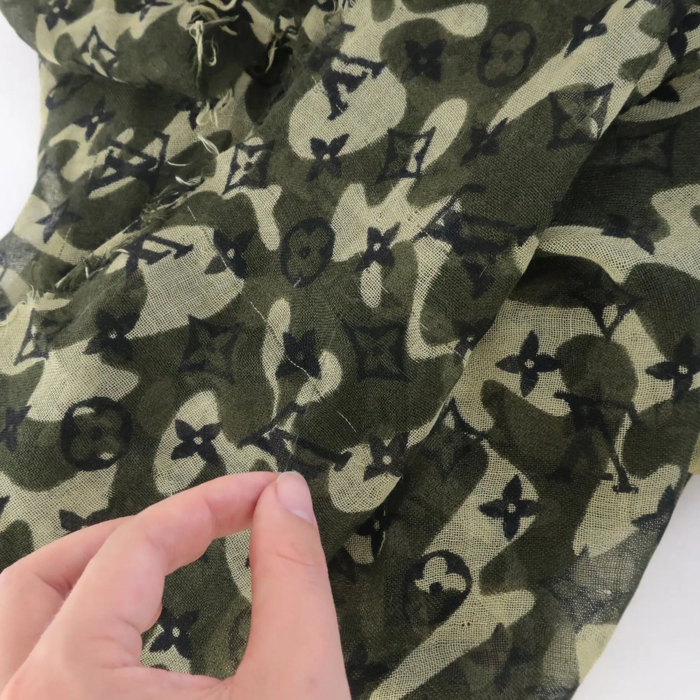 LOUIS VUITTON Green TAKASHI MURAKAMI Monogramouflage Shawl Stole Scarf –  Debsluxurycloset