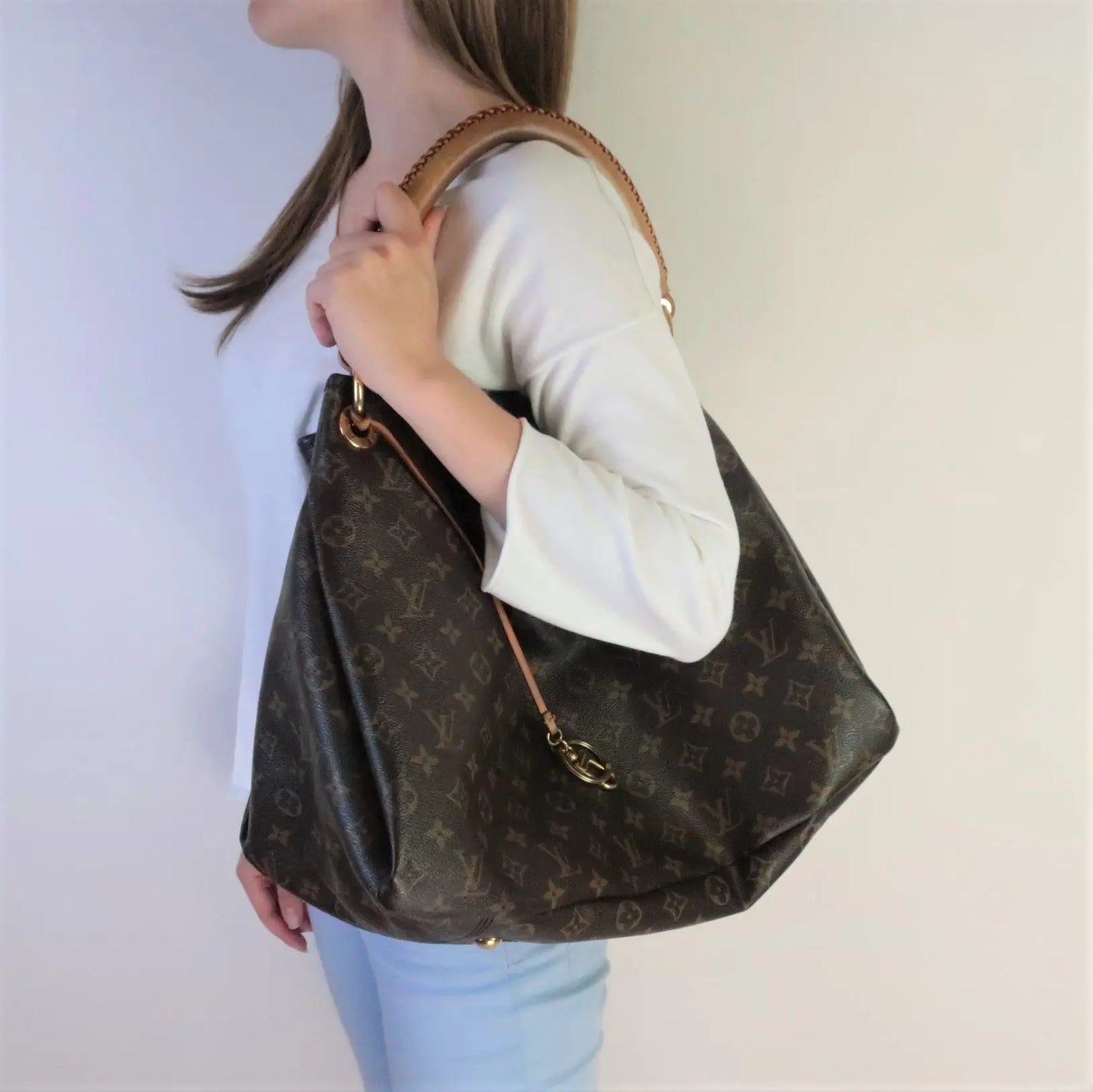 Is Louis Vuitton Artsy MM the best LV Hobo bag? (Pros, Cons